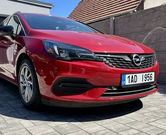 Frontansicht eines Mietwagens Opel Astra in Prag, Tschechische Republik ✓ Auto Nr.11018. ✓ Automatisch TM ✓ 0 Bewertungen.