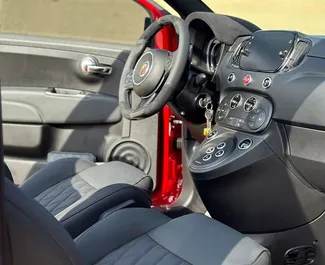 Innenraum von Abarth 695 Cabrio zur Miete in VAE. Ein großartiges 5-Sitzer Fahrzeug mit Automatisch Getriebe.