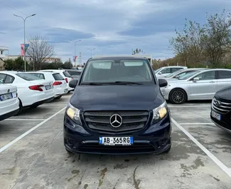 Frontansicht eines Mietwagens Mercedes-Benz Vito am Flughafen von Tirana, Albanien ✓ Auto Nr.11584. ✓ Automatisch TM ✓ 0 Bewertungen.