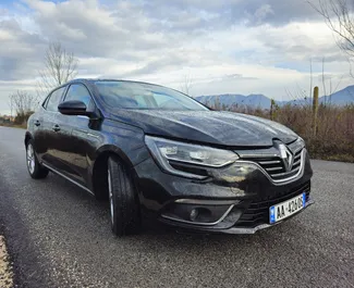 Frontansicht eines Mietwagens Renault Megane am Flughafen von Tirana, Albanien ✓ Auto Nr.11590. ✓ Automatisch TM ✓ 0 Bewertungen.