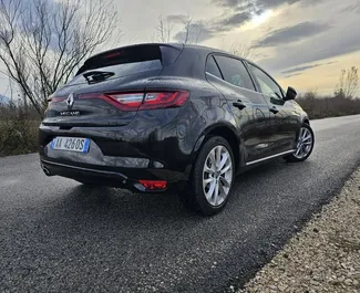 Benzin 1,5L Motor von Renault Megane 2016 zur Miete am Flughafen von Tirana.