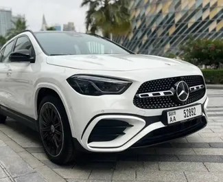 Innenraum von Mercedes-Benz GLA220 zur Miete in VAE. Ein großartiges 5-Sitzer Fahrzeug mit Automatisch Getriebe.