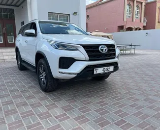 Vermietung Toyota Fortuner. Komfort, SUV Fahrzeug zur Miete in VAE ✓ Kaution Einzahlung von 500 AED ✓ Versicherungsoptionen KFZ-HV, VKV Plus, Diebstahlschutz.