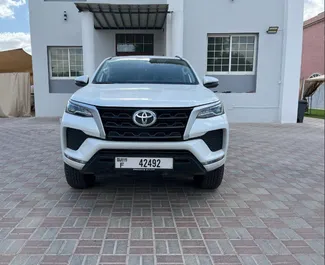 Mietwagen Toyota Fortuner 2024 in VAE, mit Benzin-Kraftstoff und 166 PS ➤ Ab 235 AED pro Tag.