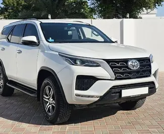 Mietwagen Toyota Fortuner 2024 in VAE, mit Benzin-Kraftstoff und 166 PS ➤ Ab 235 AED pro Tag.