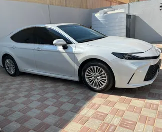 Frontansicht eines Mietwagens Toyota Camry in Dubai, VAE ✓ Auto Nr.11342. ✓ Automatisch TM ✓ 0 Bewertungen.