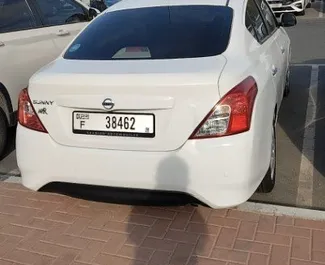 Frontansicht eines Mietwagens Nissan Sunny in Dubai, VAE ✓ Auto Nr.11647. ✓ Automatisch TM ✓ 0 Bewertungen.