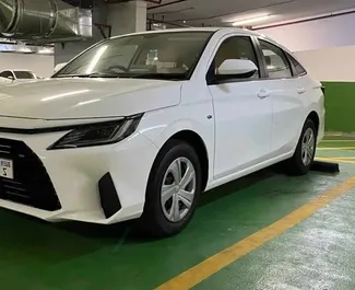 Benzin 1,2L Motor von Toyota Yaris Ativ 2023 zur Miete in Dubai.