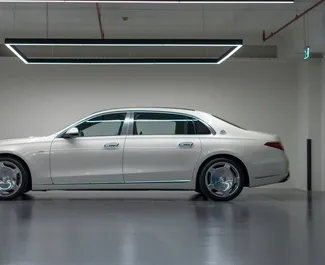 Innenraum von Mercedes-Benz S-Class Maybach zur Miete in VAE. Ein großartiges 4-Sitzer Fahrzeug mit Automatisch Getriebe.