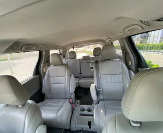 Innenraum von Toyota Sienna zur Miete in Georgien. Ein großartiges 8-Sitzer Fahrzeug mit Automatisch Getriebe.