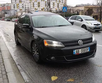 Frontansicht eines Mietwagens Volkswagen Jetta in Durres, Albanien ✓ Auto Nr.11582. ✓ Automatisch TM ✓ 0 Bewertungen.