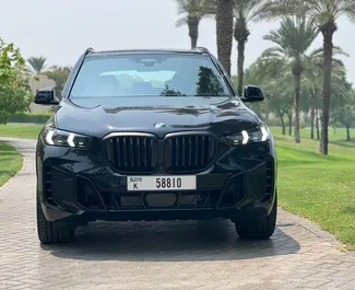 Frontansicht eines Mietwagens BMW X5 am internationalen Flughafen von Dubai, VAE ✓ Auto Nr.11561. ✓ Automatisch TM ✓ 0 Bewertungen.