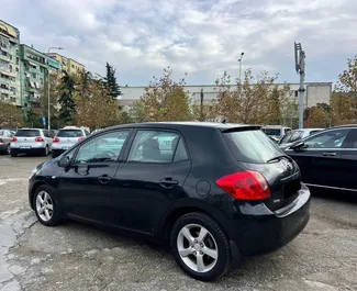 Frontansicht eines Mietwagens Toyota Auris in Tirana, Albanien ✓ Auto Nr.11395. ✓ Automatisch TM ✓ 0 Bewertungen.