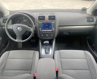 Frontansicht eines Mietwagens Volkswagen Golf 5 in Tirana, Albanien ✓ Auto Nr.4472. ✓ Automatisch TM ✓ 0 Bewertungen.