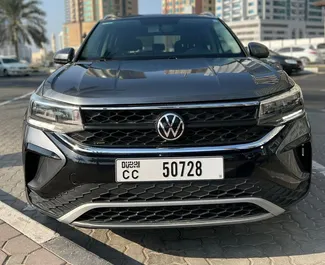 Frontansicht eines Mietwagens Volkswagen Taos in Dubai, VAE ✓ Auto Nr.11405. ✓ Automatisch TM ✓ 0 Bewertungen.