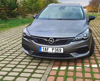 Frontansicht eines Mietwagens Opel Astra in Prag, Tschechische Republik ✓ Auto Nr.10999. ✓ Automatisch TM ✓ 0 Bewertungen.