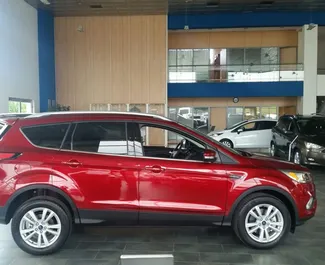 Frontansicht eines Mietwagens Ford Kuga am Flughafen von Tirana, Albanien ✓ Auto Nr.11494. ✓ Automatisch TM ✓ 0 Bewertungen.