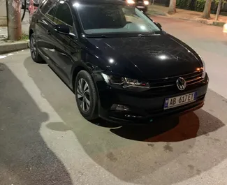 Frontansicht eines Mietwagens Volkswagen Polo am Flughafen von Tirana, Albanien ✓ Auto Nr.11502. ✓ Automatisch TM ✓ 0 Bewertungen.