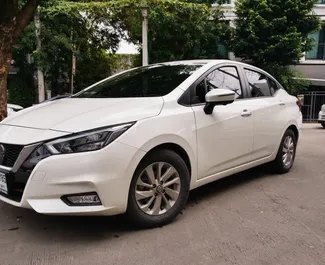 Frontansicht eines Mietwagens Nissan Almera am Flughafen Bangkok Don Muang, Thailand ✓ Auto Nr.11825. ✓ Automatisch TM ✓ 0 Bewertungen.