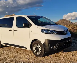 Frontansicht eines Mietwagens Toyota Proace Verso in Alicante, Spanien ✓ Auto Nr.11741. ✓ Schaltgetriebe TM ✓ 0 Bewertungen.