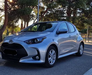 Frontansicht eines Mietwagens Toyota Yaris in Alicante, Spanien ✓ Auto Nr.11743. ✓ Automatisch TM ✓ 0 Bewertungen.