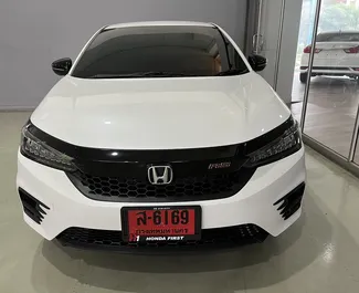 Frontansicht eines Mietwagens Honda City am Flughafen Bangkok Don Muang, Thailand ✓ Auto Nr.11817. ✓ Automatisch TM ✓ 0 Bewertungen.