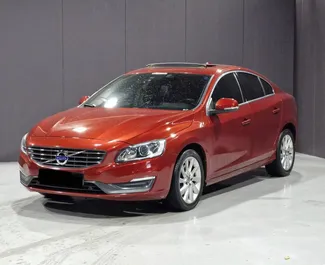 Frontansicht eines Mietwagens Volvo S60 am Flughafen von Tirana, Albanien ✓ Auto Nr.11710. ✓ Automatisch TM ✓ 0 Bewertungen.