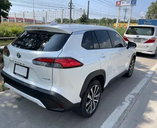 Hybride 1,8L Motor von Toyota Corolla Cross 2021 zur Miete am Flughafen Bangkok Don Muang.