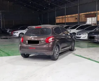 Diesel 1,6L Motor von Peugeot 208 2014 zur Miete am Flughafen von Tirana.