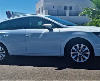 Frontansicht eines Mietwagens SEAT Leon ST in Malaga, Spanien ✓ Auto Nr.11460. ✓ Automatisch TM ✓ 0 Bewertungen.