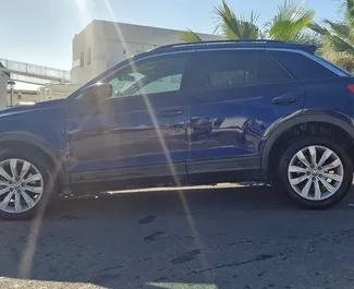 Mietwagen Volkswagen T-Roc 2021 in Spanien, mit Benzin-Kraftstoff und 115 PS ➤ Ab 64 EUR pro Tag.