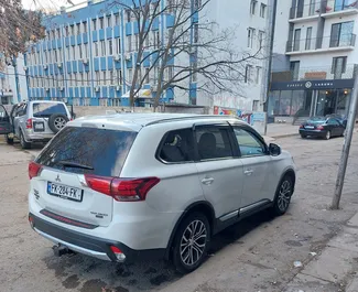 Mitsubishi Outlander 2017 zur Miete verfügbar in Tiflis, mit Kilometerbegrenzung unbegrenzte.