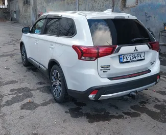 Innenraum von Mitsubishi Outlander zur Miete in Georgien. Ein großartiges 7-Sitzer Fahrzeug mit Automatisch Getriebe.