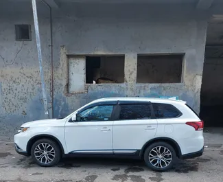 Benzin 2,4L Motor von Mitsubishi Outlander 2017 zur Miete in Tiflis.