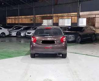 Peugeot 208 2014 zur Miete verfügbar am Flughafen von Tirana, mit Kilometerbegrenzung 500 km/Tag.