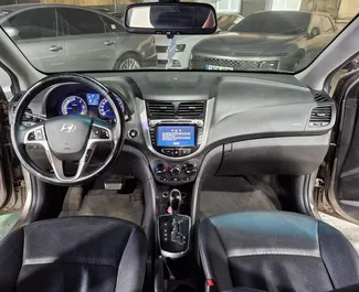 Innenraum von Hyundai Accent zur Miete in Albanien. Ein großartiges 5-Sitzer Fahrzeug mit Automatisch Getriebe.