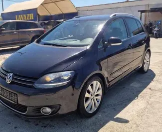 Frontansicht eines Mietwagens Volkswagen Golf 6 am Flughafen von Tirana, Albanien ✓ Auto Nr.11750. ✓ Automatisch TM ✓ 0 Bewertungen.