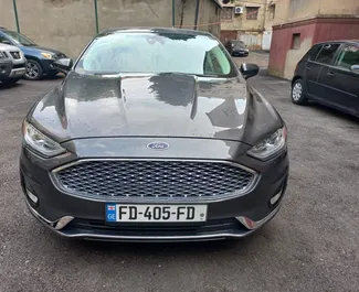 Frontansicht eines Mietwagens Ford Fusion Sedan am Flughafen Tiflis, Georgien ✓ Auto Nr.11834. ✓ Automatisch TM ✓ 0 Bewertungen.