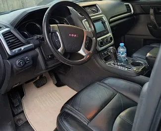 Frontansicht eines Mietwagens GMC Acadia in Tiflis, Georgien ✓ Auto Nr.11794. ✓ Automatisch TM ✓ 0 Bewertungen.