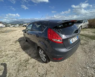 Mietwagen Ford Fiesta 2012 in Albanien, mit Benzin-Kraftstoff und 75 PS ➤ Ab 15 EUR pro Tag.