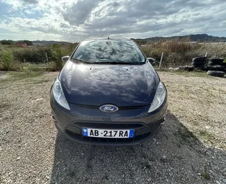 Frontansicht eines Mietwagens Ford Fiesta am Flughafen von Tirana, Albanien ✓ Auto Nr.7001. ✓ Schaltgetriebe TM ✓ 3 Bewertungen.