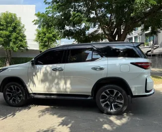 Vermietung Toyota Fortuner. Komfort, SUV Fahrzeug zur Miete in Thailand ✓ Kaution Einzahlung von 10000 THB ✓ Versicherungsoptionen KFZ-HV, VKV Komplett.