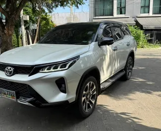 Frontansicht eines Mietwagens Toyota Fortuner am Flughafen Bangkok Don Muang, Thailand ✓ Auto Nr.11822. ✓ Automatisch TM ✓ 0 Bewertungen.