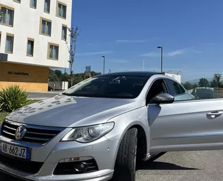 Frontansicht eines Mietwagens Volkswagen Passat-CC am Flughafen von Tirana, Albanien ✓ Auto Nr.11661. ✓ Automatisch TM ✓ 0 Bewertungen.