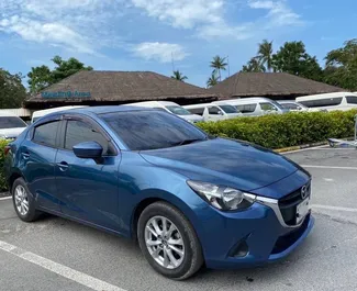 Frontansicht eines Mietwagens Mazda 2 auf Samui Flughafen, Thailand ✓ Auto Nr.11708. ✓ Automatisch TM ✓ 0 Bewertungen.