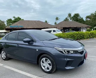 Frontansicht eines Mietwagens Honda City auf Samui Flughafen, Thailand ✓ Auto Nr.11696. ✓ Automatisch TM ✓ 0 Bewertungen.