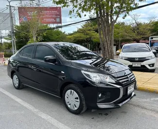 Frontansicht eines Mietwagens Mitsubishi Attrage auf Samui Flughafen, Thailand ✓ Auto Nr.11749. ✓ Automatisch TM ✓ 0 Bewertungen.