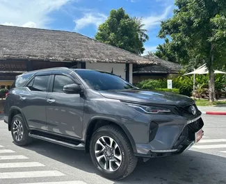 Frontansicht eines Mietwagens Toyota Fortuner auf Samui Flughafen, Thailand ✓ Auto Nr.11704. ✓ Automatisch TM ✓ 0 Bewertungen.