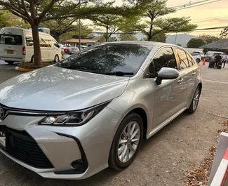 Frontansicht eines Mietwagens Toyota Corolla Altis auf Samui Flughafen, Thailand ✓ Auto Nr.11705. ✓ Automatisch TM ✓ 0 Bewertungen.