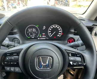 Benzin L Motor von Honda HR-V 2024 zur Miete auf Samui Flughafen.